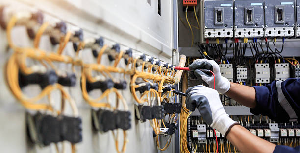 Professional Electrician technician working in Northridge, OH